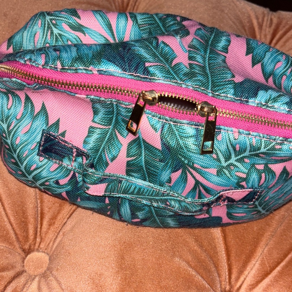 6/$28❗️Tropical Pink and Green Make Up Bag